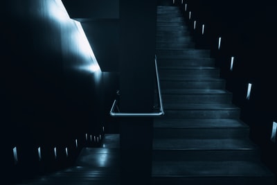 低角度摄影在昏暗的灯光下楼梯
